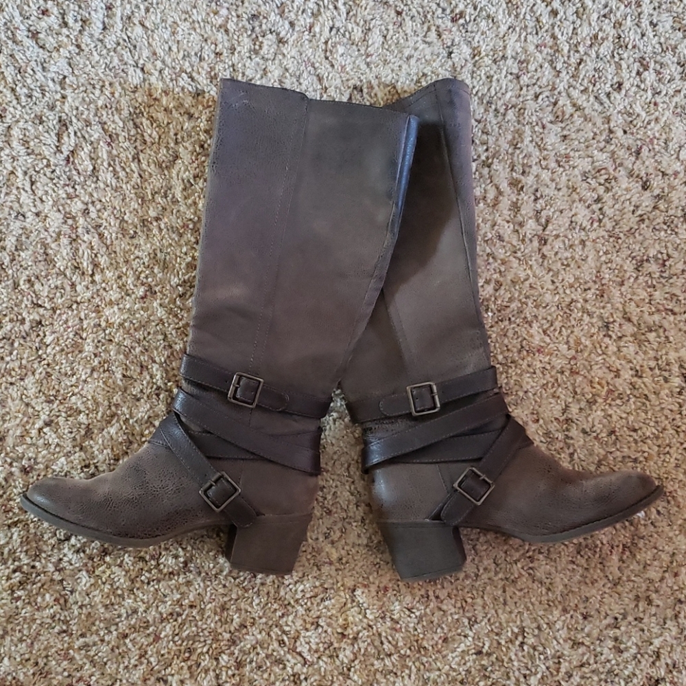 Cute brown boots!